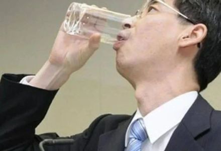 12年前,那个手腕剧烈颤抖,硬喝了核废水的日本高官,现状如何?_无忧印象